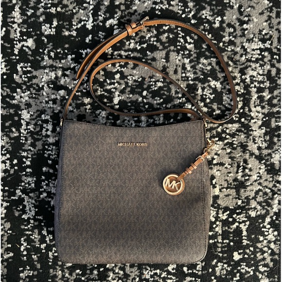 MICHAEL Michael Kors Handbags - Michael Kors Crossbody no flaws comes with dustbag and free gift!!! EUC